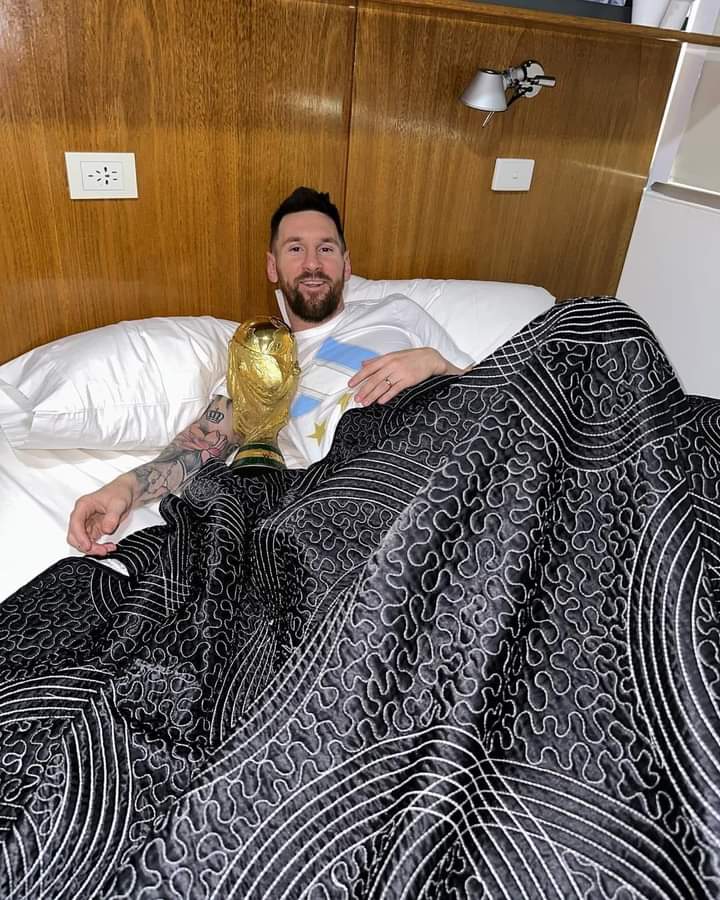 Mondial 2022: Messi a passé la nuit avec le trophée (images)