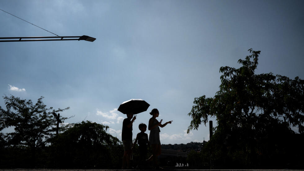 Canicule: la France étouffe sous les fortes chaleurs, 19 départements placés en vigilance rouge