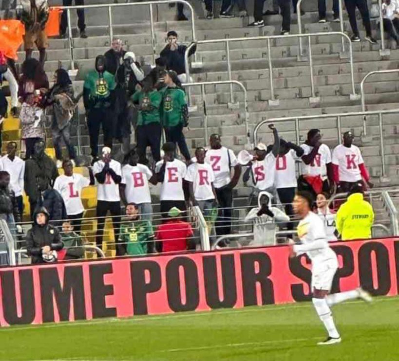 Amical Sénégal vs Cameroun : des supporters scandent « libérez Sonko » dans les tribunes