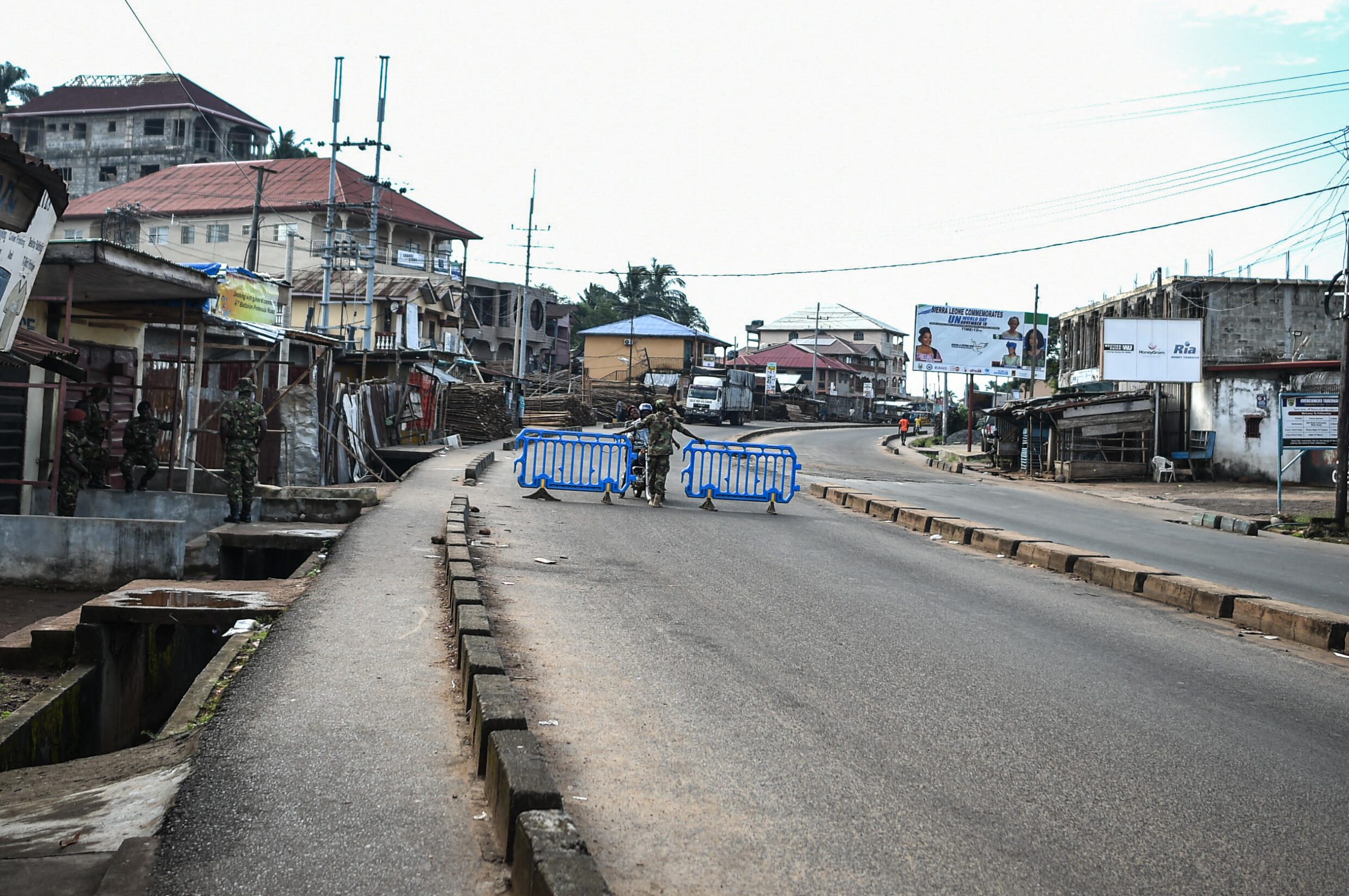 Sierra Leone: la plupart des responsables de l’attaque de la caserne arrêtés, annonce le président