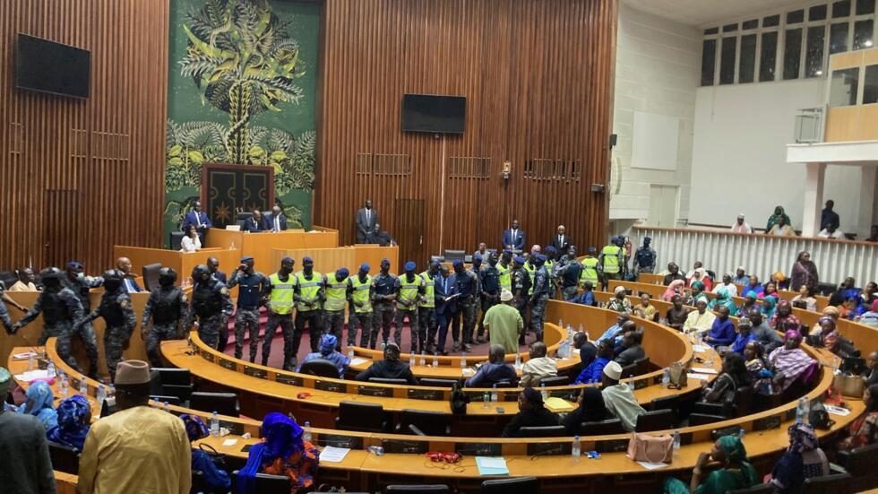 Sénégal: l’Assemblée vote le report de la présidentielle après l’évacuation forcée de députés de l’opposition