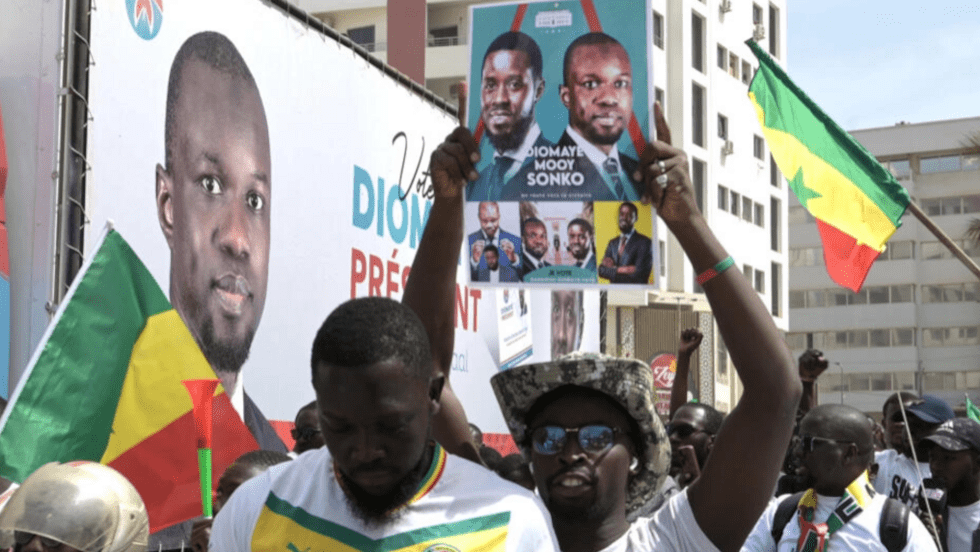 Libéré de prison, Sonko dribble la foule et laisse le champ à Diomaye