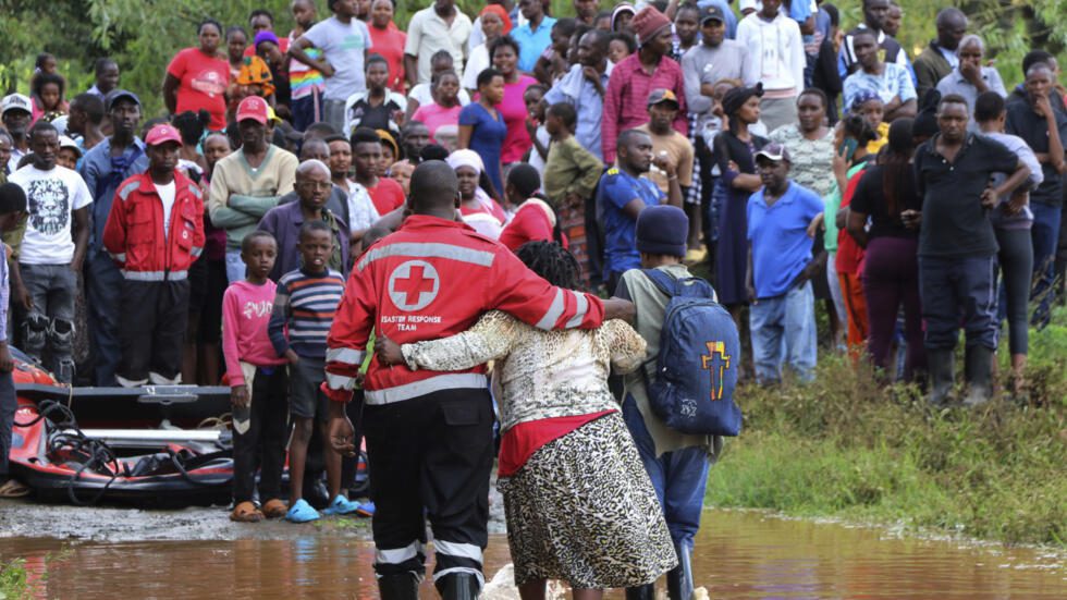 Pluies diluviennes et inondations au Kenya: les écoles restent fermées