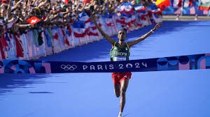 JO 2024: l’Éthiopien Tamirat Tola remporte le marathon de Paris et bat le record olympique